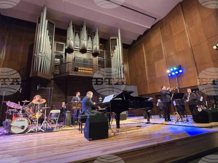 Правя музика, която ми харесва, каза Ангел Заберски - син Правя музика, която ми харесва, каза Ангел Заберски - син при представянето на албума си „Изповед на един син“ в Добрич