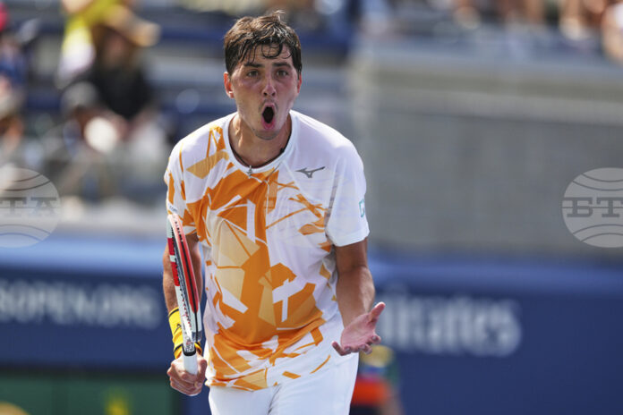 Представителят на домакините Александър Шевченко се класира за втория кръг на турнира по тенис на твърди кортове в Алмати