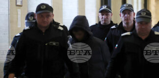 Прекъснато е съдебното заседание, на което се решава дали 15-годишният обвиняем, който намушка момче в мол, да остане за постоянно в ареста