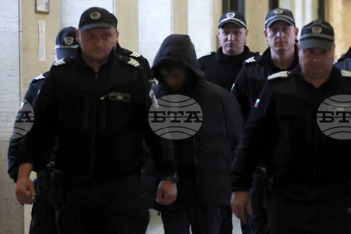Прекъснато е съдебното заседание, на което се решава дали 15-годишният обвиняем, който намушка момче в мол, да остане за постоянно в ареста