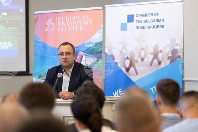 Приоритет за това управление е завършването на магистралата "Хемус" и трасето Видин - Ботевград, каза министърът на регионалното развитие Иван Иванов