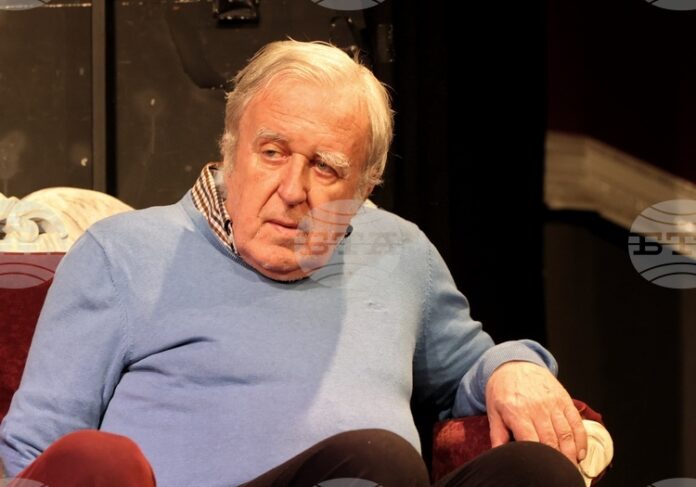 Проф. Цочо Бояджиев представя днес поетична книга и изложба с фотографии