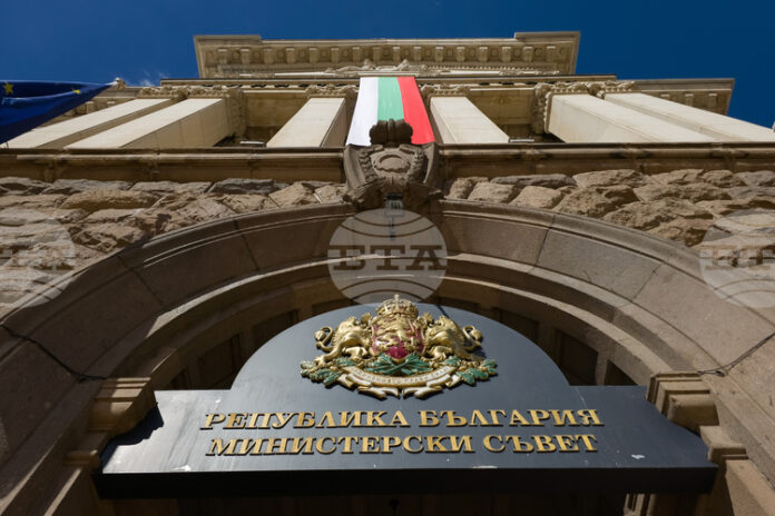 Програма за компенсиране на разходите на небитови крайни клиенти за електрическа енергия одобри правителството