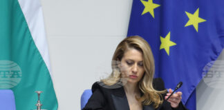 Рая Назарян даде 20 минути почивка и свика председателски съвет във връзка с проект на решение за избор на председател на НС