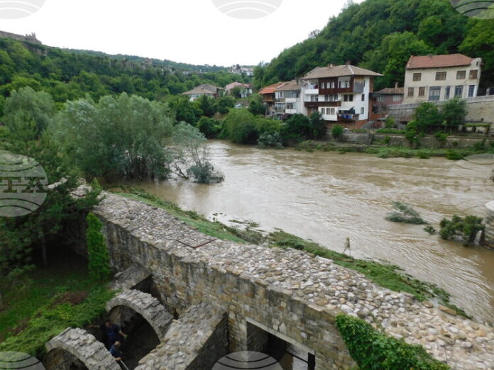 Река Янтра достигна своя пик във Велико Търново и затвори за посетители църквата „Св. 40 мъченици“