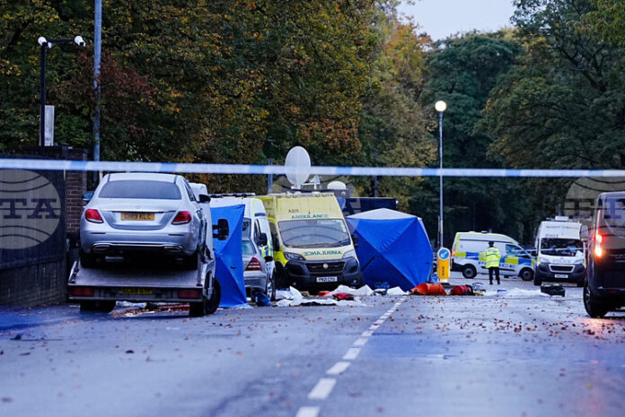 Семейството една от жертвите на вчерашното нападение в Манчестър, застрелян Семейството една от жертвите на вчерашното нападение в Манчестър, застрелян погрешка от служител на реда, отдаде почит на загиналия
