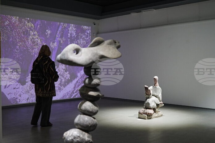 Скулптурата осмисля живота ми, каза пред БТА Свилен Костадинов при откриването на изложбата си „Седемдесет обиколки около слънцето“ в Пловдив