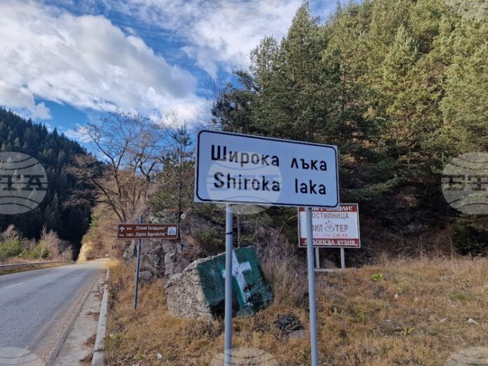 Свлачище затруднява движението по пътя Смолян - Девин