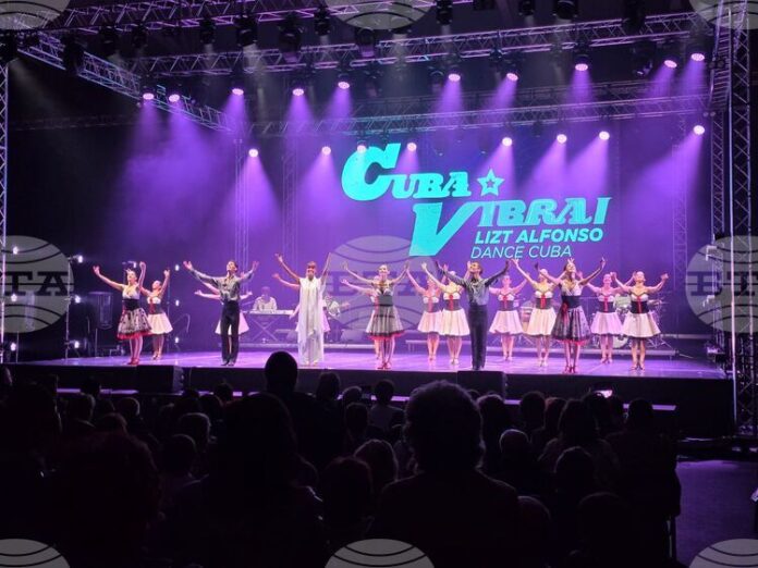 Танцьорите от „Куба Вибра“ представиха тази вечер музикален спектакъл в Панагюрище