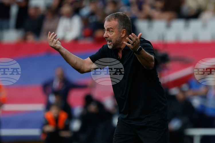 СподелиГлавният треньор на Барселона Ханзи Флик наблюдаваше отстрани как Роналд