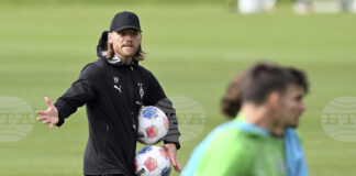 Треньорът на Борусия Мьонхенгладбах Еуген Полански ще води отбора поне в още един мач