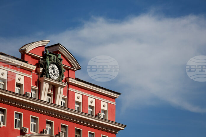 В 4:00 часа тази сутрин върнахме стрелките на часовника с час назад