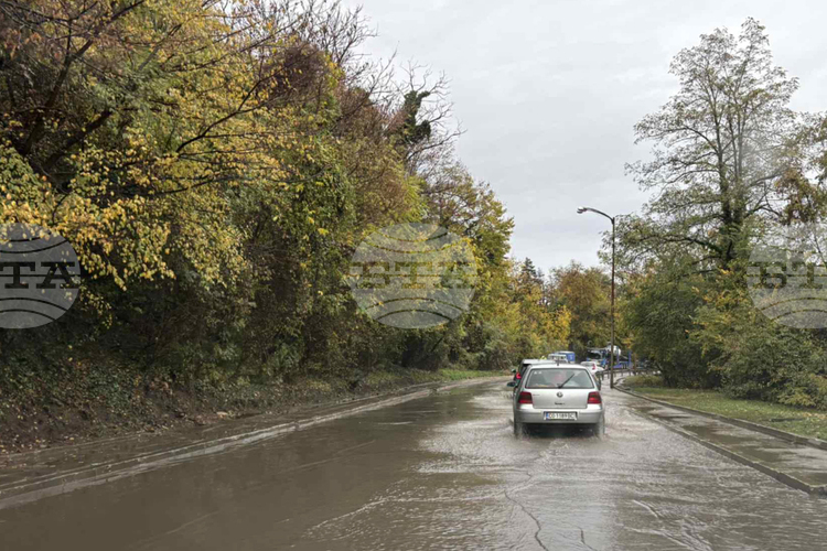 СподелиДвижението в района на кв Панчарево близо до ресторант Лебед