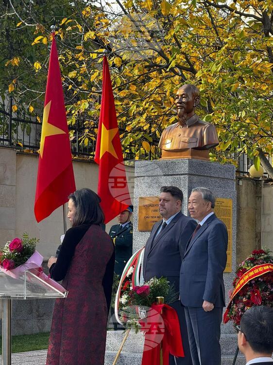 СподелиВицепремиерът Атанас Зафиров и То Лам генералният секретар на Виетнамската