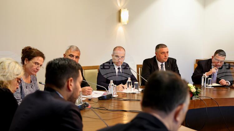 СподелиВицепремиерът и министър на транспорта Гроздан Караджов призова за бързо