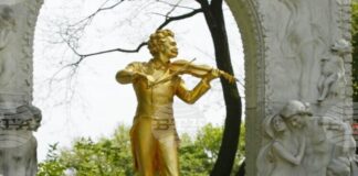 Виенската филхармония дълго време отказва да изпълнява "лековатите" творби на Йохан Щраус-син, от чието рождение се навършват 200 години