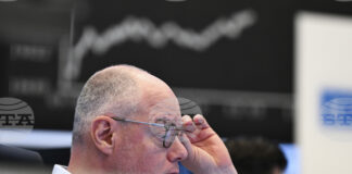 Водещите борсови индекси в Европа закриха в червено последната за седмицата сесия