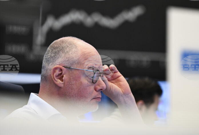 Водещите борсови индекси в Европа закриха в червено последната за седмицата сесия