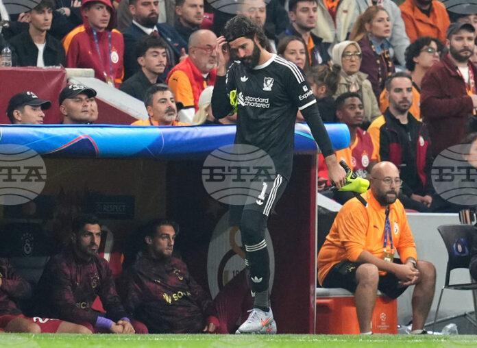 Вратарят на Ливърпул Алисон ще отсъства до шест седмици поради контузия