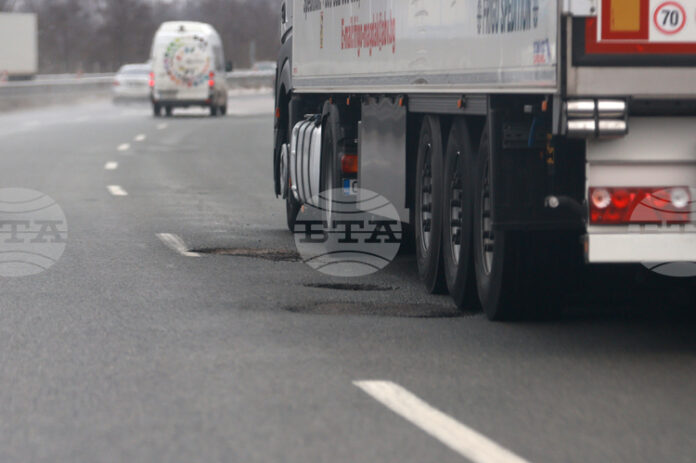 Временно е ограничено движението в изпреварващата лента на автомагистрала "Хемус" при 65-и км към Варна, поради катастрофа, съобщиха от АПИ