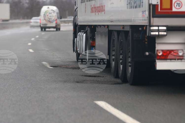 СподелиВ момента движението в изпреварващата лента на автомагистрала Хемус при