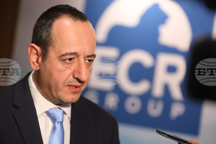 За по-строга миграционна политика, която да спре нелегалната миграция към ЕС се обяви европейският консерватор Геадис Геади в София