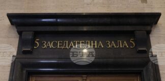 За втори път днес беше отложено съдебното заседание, на което се решава дали момчето, което намушка друго в мол, да остане в ареста