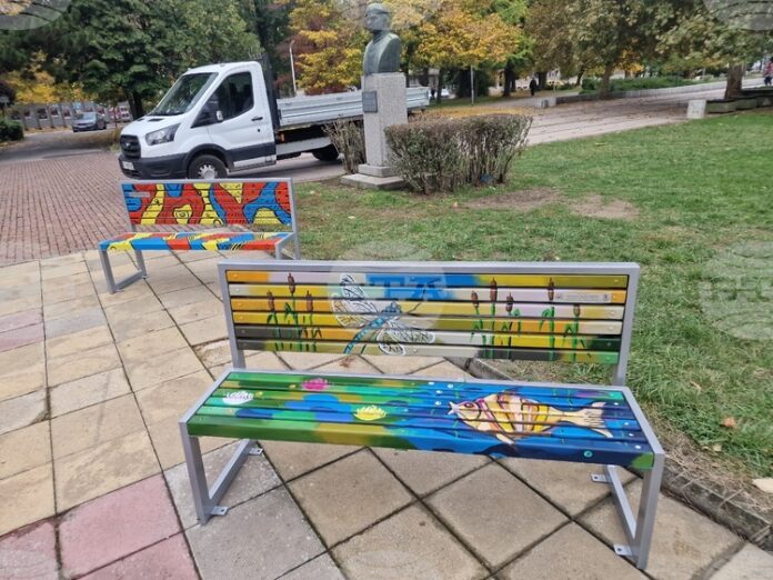 „Художниците на Търговище“ поставиха своя артистичен отпечатък в центъра на града с колекция от пейки, превърнати в произведения на изкуството