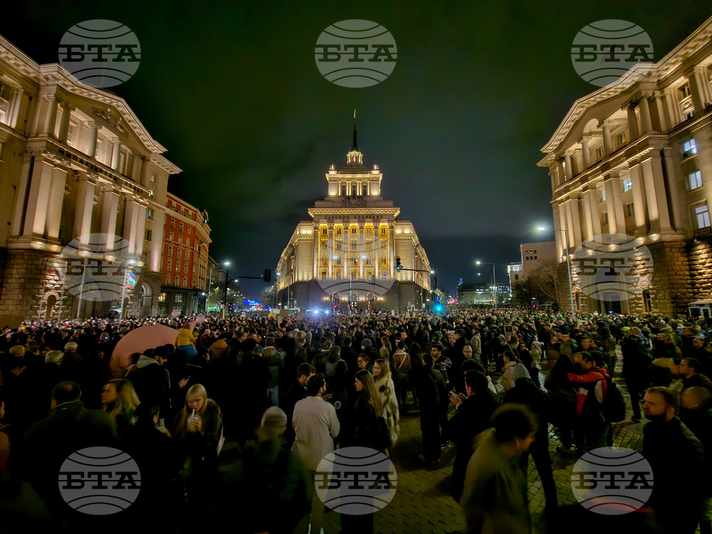 Протест срещу приемането на бюджета се събра пред сградата на