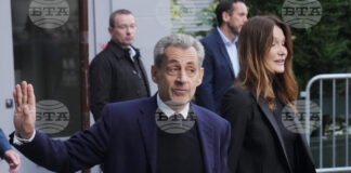 Бившият френски президент Никола Саркози с жена си Карла Бруни на път за затвора "Санте" в Париж, 21 октомври 2025 г. Снимка: AP