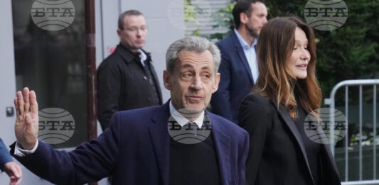 Бившият френски президент Никола Саркози с жена си Карла Бруни на път за затвора "Санте" в Париж, 21 октомври 2025 г. Снимка: AP