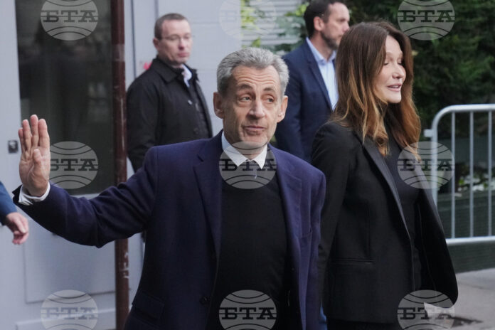 Бившият френски президент Никола Саркози с жена си Карла Бруни на път за затвора "Санте" в Париж, 21 октомври 2025 г. Снимка: AP