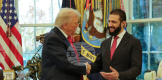 Американският президент Доналд Тръмп се ръкува със сирийския си колега Ахмед аш Шараа в Овалния кабинет, 10 ноември 2025 г.