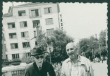 Симеон Радев и Петко Тихолов, журналист, на площад „Народно събрание“. София. 7 юли 1964 г. ЦДА, ф. 77К, оп. 4, а.е. 1674