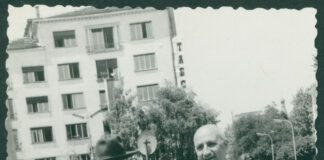 Симеон Радев и Петко Тихолов, журналист, на площад „Народно събрание“. София. 7 юли 1964 г. ЦДА, ф. 77К, оп. 4, а.е. 1674