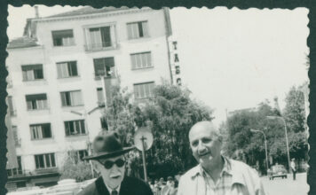 Симеон Радев и Петко Тихолов, журналист, на площад „Народно събрание“. София. 7 юли 1964 г. ЦДА, ф. 77К, оп. 4, а.е. 1674