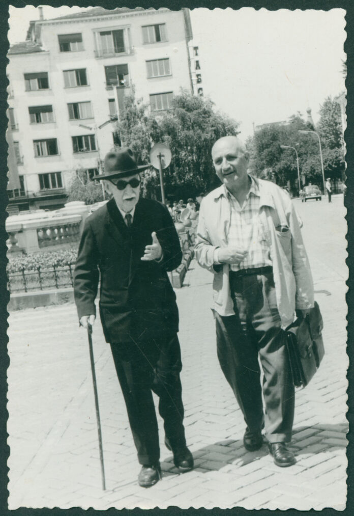 Симеон Радев и Петко Тихолов, журналист, на площад „Народно събрание“. София. 7 юли 1964 г. ЦДА, ф. 77К, оп. 4, а.е. 1674