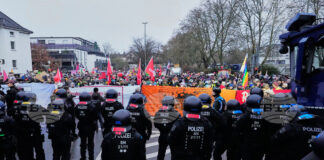 Полицаи охраняват протеста срещу учредяването на новата младежка организация на „Алтернатива за Германия“ в град Гисен, 29 ноември 2025 година.