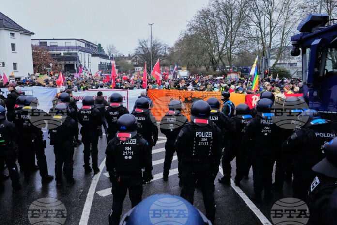 Полицаи охраняват протеста срещу учредяването на новата младежка организация на „Алтернатива за Германия“ в град Гисен, 29 ноември 2025 година.