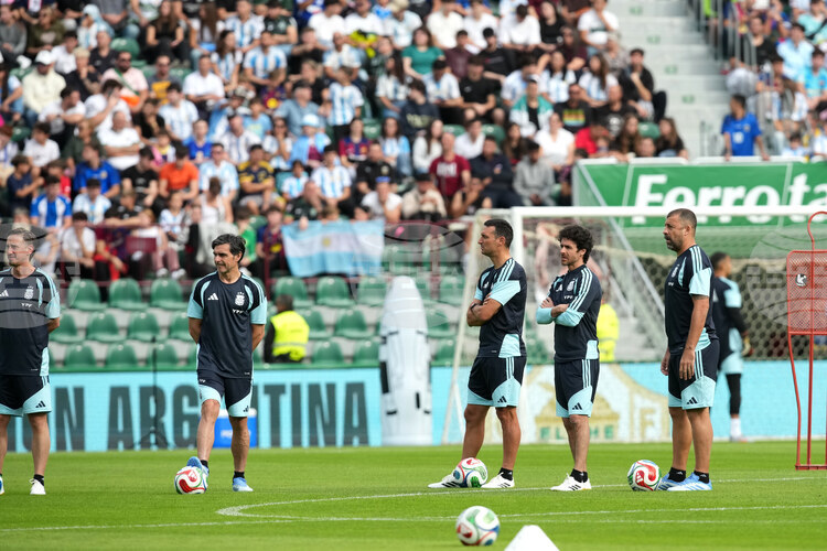 СподелиАржентина триумфира с 2 0 над Ангола в контекста на приятелски