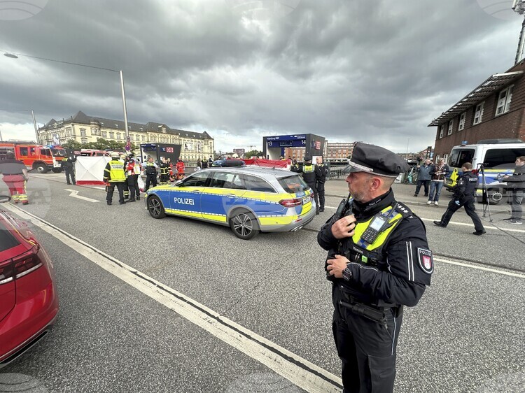 СподелиАвтомобилът на Бернд Бауман високопоставен представител на крайнодясната партия Алтернатива