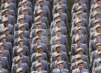 Спорни реакции след решението за доброволна служба с опция за задължителна в Германия Новобранци в Бундесвера полагат клетва пред парламента на провинция Северен Рейн-Вестфалия в Дюселдорф на 4 септември 2025 г.