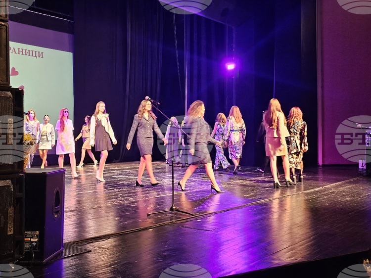 В Русе се проведе благотворителен ревю концерт който събра средства