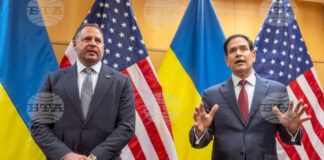 Андрий Ермак, началник на канцеларията на украинския президент Володимир Зеленски, и държавният секретар на САЩ Марко Рубио на пресконференция в Женева след консултациите по предложенията за мирен план за Украйна, 23 ноември 2025 г.