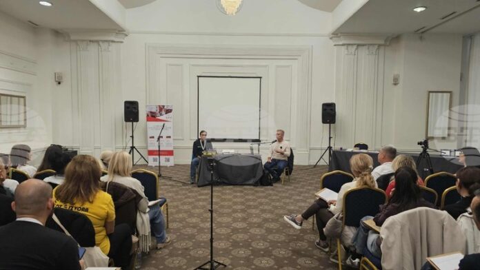 Четвърта среща семинар на ръководителите на български фолклорни състави от чужбина
                                                                                                Доц. Георги Гаров представи пред ръководители на български състави от чужбина лекция за Пиринската фолклорна област