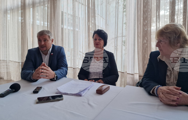 Лекари участващи в национална инициатива за ограничаване на инфекциите свързани