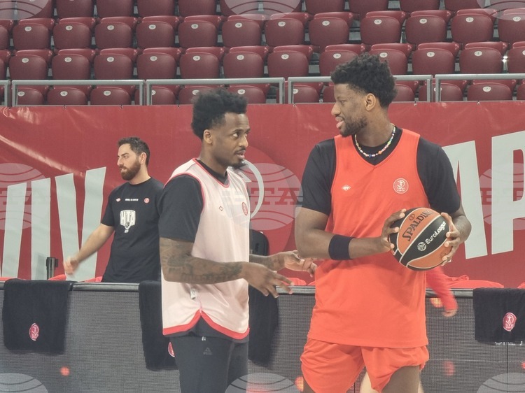 СподелиЦентърът на Апоел Тел Авив Дан Отуру сподели че за