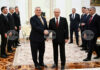 Унгария: как Путин помага на Орбан да спечели изборите Ръкостискане между лидерите на Русия и Унгария Владимир Путин и Виктор Орбан по време на срещата в Сенатския дворец в Кремъл, 28 ноември 2025 г.