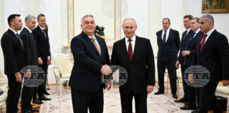 Ръкостискане между лидерите на Русия и Унгария Владимир Путин и Виктор Орбан по време на срещата в Сенатския дворец в Кремъл, 28 ноември 2025 г.