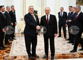 Ръкостискане между лидерите на Русия и Унгария Владимир Путин и Виктор Орбан по време на срещата в Сенатския дворец в Кремъл, 28 ноември 2025 г.